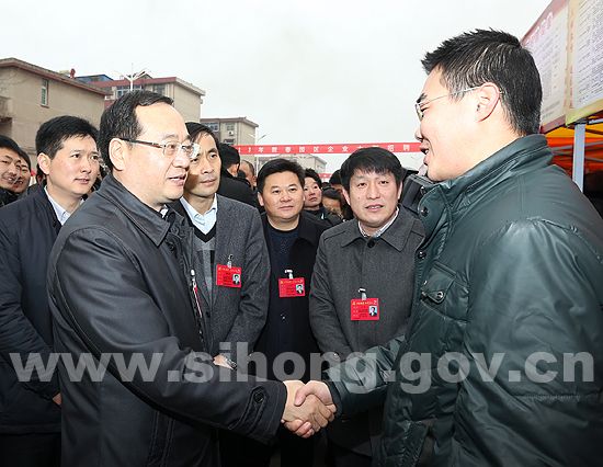 泗洪:3.2万群众齐赶招工大集