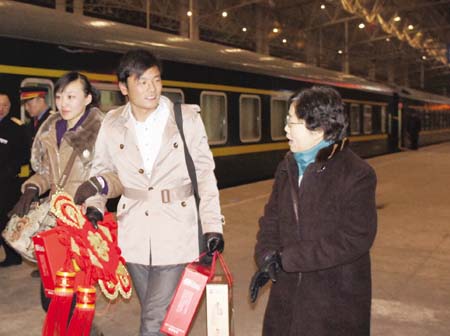 金蛇共舞淮水笑 平安欢乐珠城春