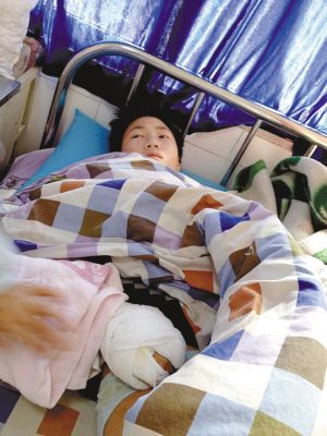 燃放自制土火炮 男子炸穿手掌