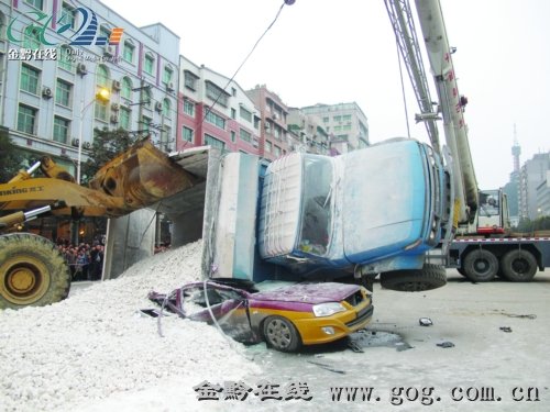 贵州一大货车侧翻压扁出租车 出租司机当场死亡