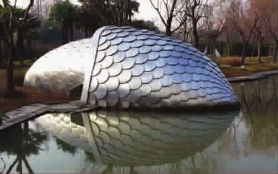 形似鱼鳞的不锈钢雕塑,坐落于张江艺术公园湖畔,为张江园区营造艺术气息