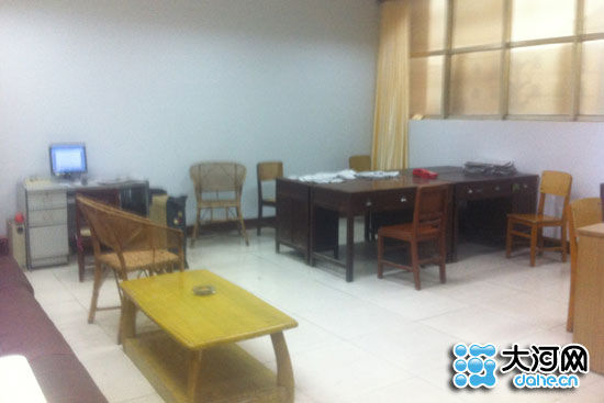 ټ��һ���칫�ң�û��һ���ˣ�����һ̨���Կ�����