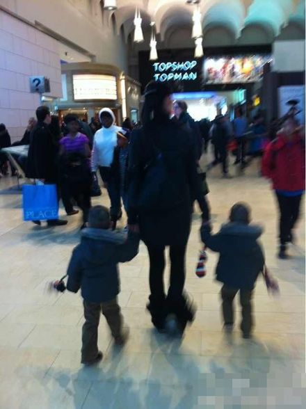 梁洛施双胞胎儿子近照曝光 发型酷似李泽楷