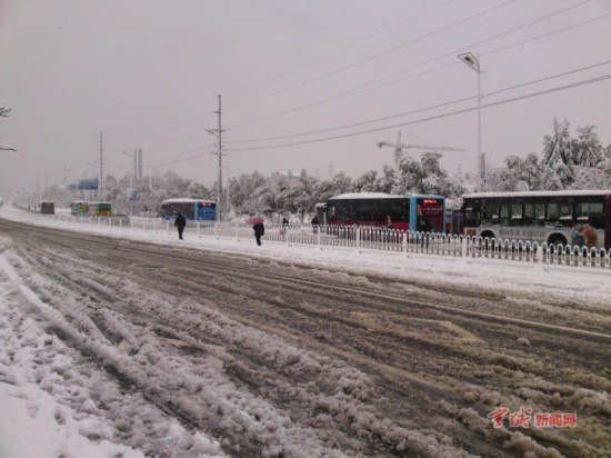 宣城:一夜暴雪十厘米 市民出行受影响