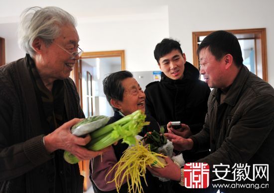 合肥包河区志愿者为空巢老人送菜上门