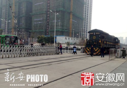 合肥一公交车在铁路道口强行闯关 火车头急刹
