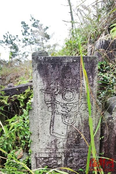 福州鼓山清朝武状元墓青龙石碑被撬走