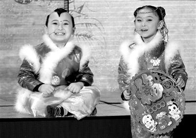 　　邓鸣贺左和妹妹邓鸣璐在央视蛇年春晚中表演《剪花花》。