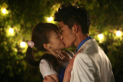 《爱情自有天意》吻戏密 偶像剧雷人之吻不胜