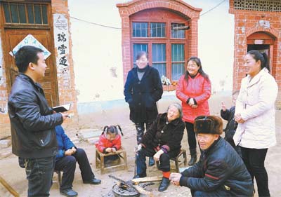 河南省栾川县委组工干部走访帮扶群众并督查帮