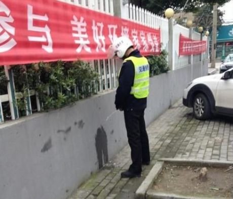 苏州吴江一交通协警在街边小便被拍照