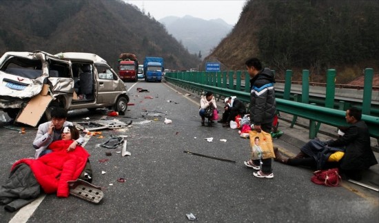 高清:西汉高速昨6车相撞1死10伤 交通堵3小时