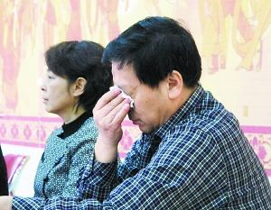 　　邓鸣贺爷爷感谢社会各界关心 不直接接受任何个人捐款