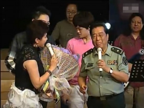 李天一父母的多年好友阚丽君担当歌友会