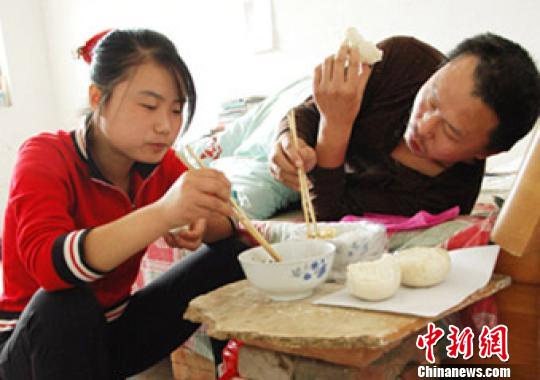 ����������硱�뱳�Ÿ�����ѧŮ������������ϣ��