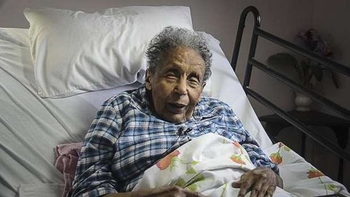 美国106岁老人苦等近90年收到高中毕业证(图