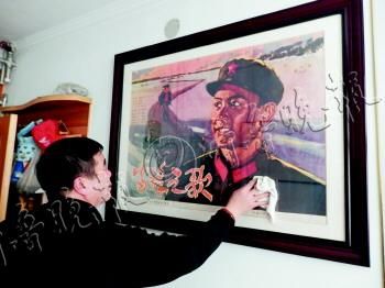 刘建德每天都会擦拭挂在墙上的雷锋像。