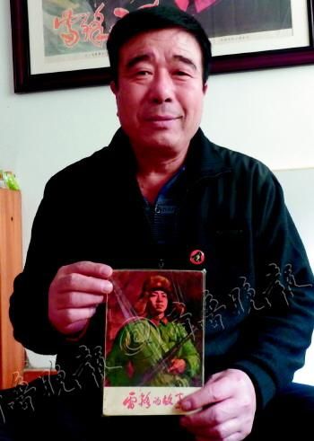 刘建德展示他的藏书。