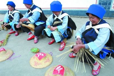 丽江纳西族妇女用草竹编出幸福新生活