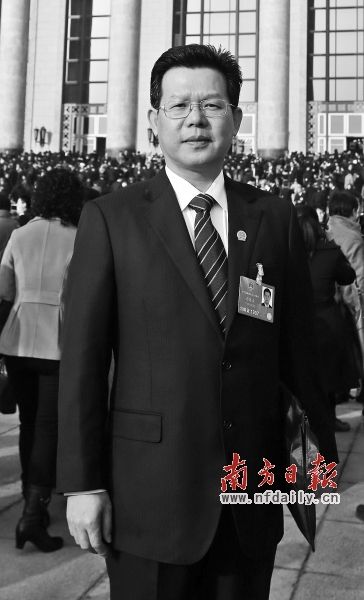 人大代表自曝gdp造假_月亮代表我的心简谱