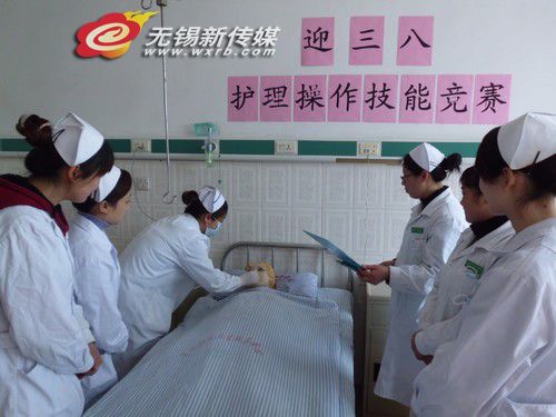 无锡:迎三八 展女性<em>自强不息</em> 乐于助人新风尚-