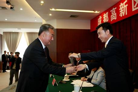 成都市委常委,成都高新区党工委书记刘超(右)为获得标准创新突出贡献