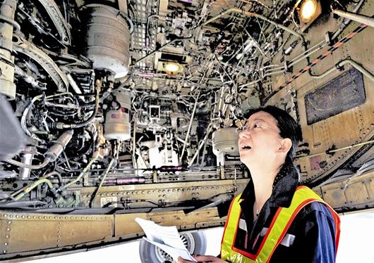 湖北首位女放行员七年如一日让飞机走起