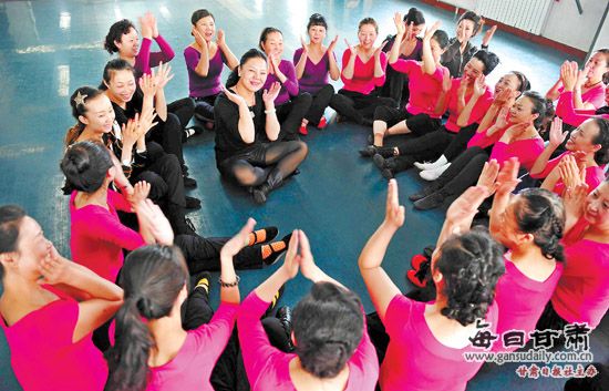 群星舞蹈团的阿姨们