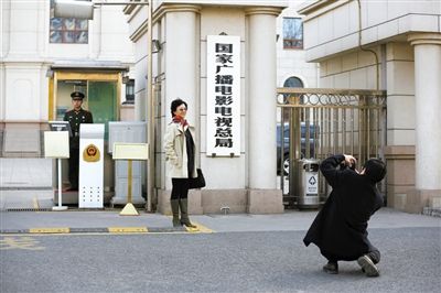 铁路老员工穿工作服赴铁道部门口含泪拍照(图