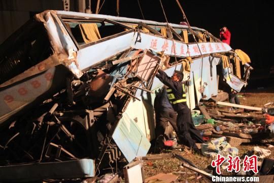 图:湖北荆州境内特大交通事故致14人死亡8人受伤