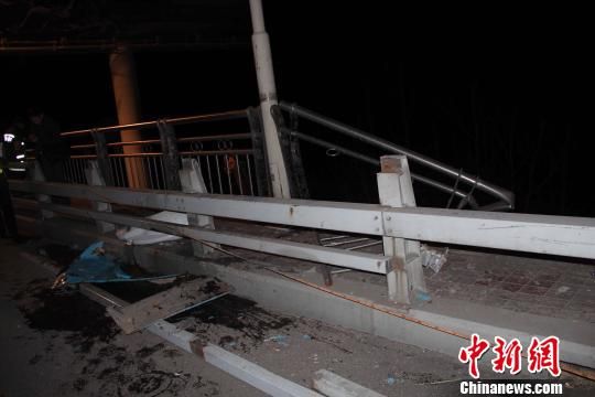 图:湖北荆州境内特大交通事故致14人死亡8人受伤