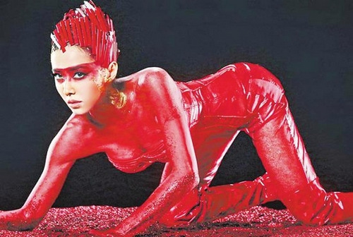 蔡依林MV红色颜料涂全身 自嘲给皮肤去角质做