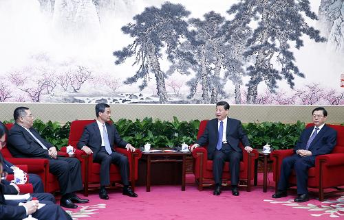 3月18日,中国国家主席习近平在北京中南海会见来京列席第十二届全国人民代表大会第一次会议闭幕式的香港特别行政区行政长官梁振英、澳门特别行政区行政长官崔世安。新华社记者 鞠鹏 摄