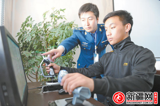 3月18日,2013年中国人民解放军空军在新疆招收飞行学员测试在紧张