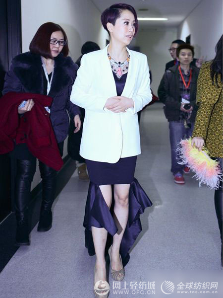 钟楚红条纹西装衬气质 杨幂复古范儿玩转色彩