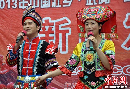广西"三月三"歌圩展壮族民风【2】