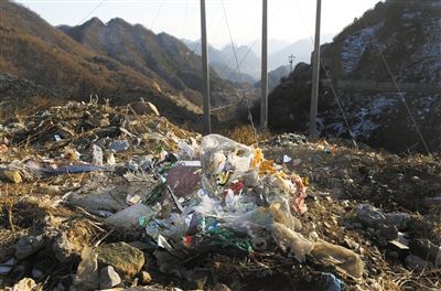 2月21日，河北兴隆县青松岭上的垃圾山，虽然被黄土掩埋，仍可见大片生活垃圾。新京报记者 尹亚飞 摄