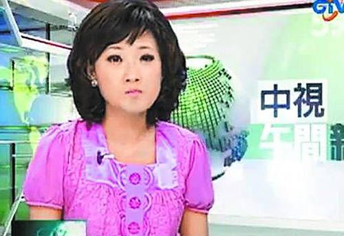 黄晴播新闻误吞蚊子,还边咳边报.