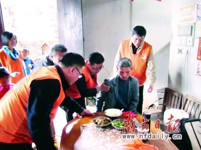 志愿者為行動(dòng)不便的老人送飯上門。