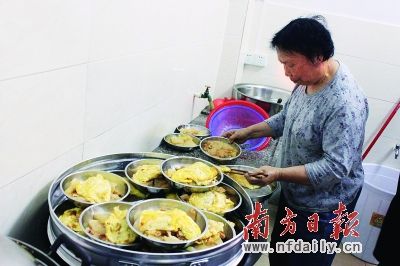 陳艷芳正在為老人們準(zhǔn)備午餐。