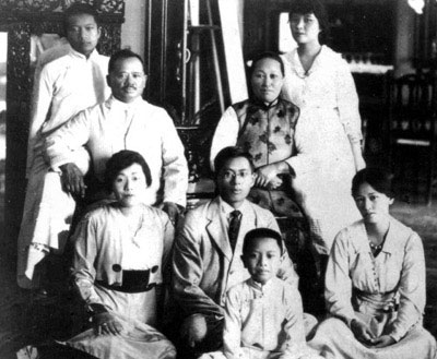 第二排右起:宋庆龄,宋子文,宋霭龄;后排右起:宋美龄,倪桂珍,宋耀如,宋