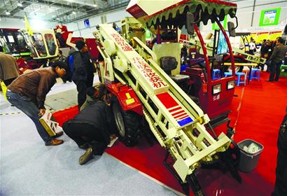 青岛产花生联合收获机获13项专利 一台顶80人