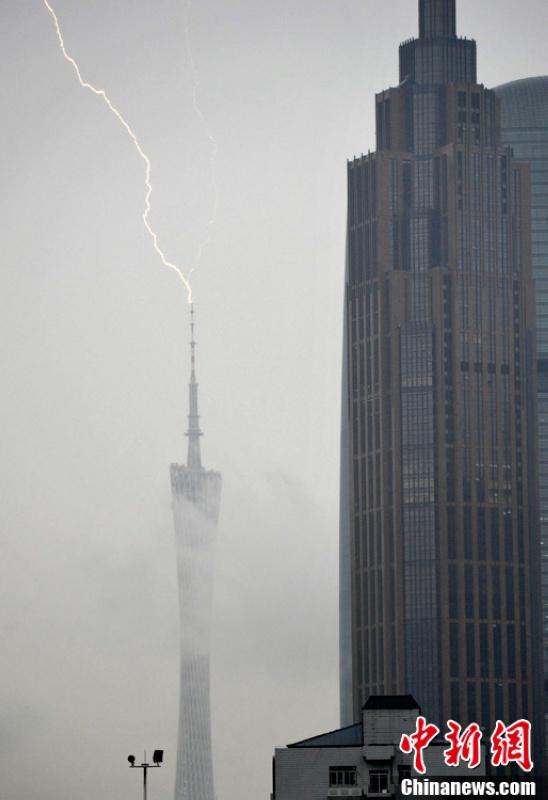 广州白昼如夜暴雨倾盆 小蛮腰遭雷击