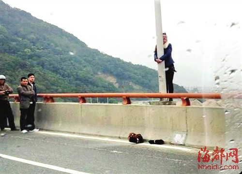 福州乌龙江大桥上 失恋女欲跳江民警及时救下