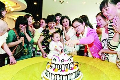 南京爱心妈妈为无肛宝宝庆生日