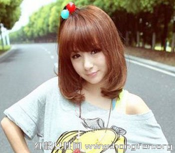 齐刘海长卷发发型+脸大轻松塑出瓜子脸