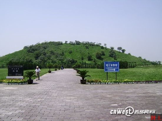 后沟村北的咸阳原上,且位居五陵原东首,地跨渭城区,泾阳县