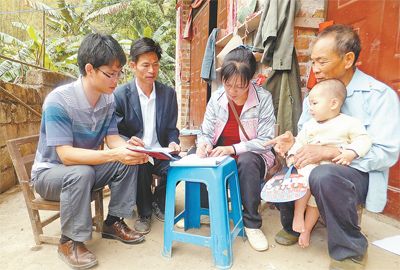 广西田阳县各乡镇的党员干部主动进村入户宣传