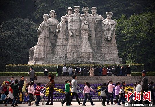 清明将至民众前往南京雨花台凭吊先烈