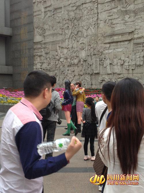 成都闹市一男子<em>舌吻</em>女雕塑 引众多路人围观(图